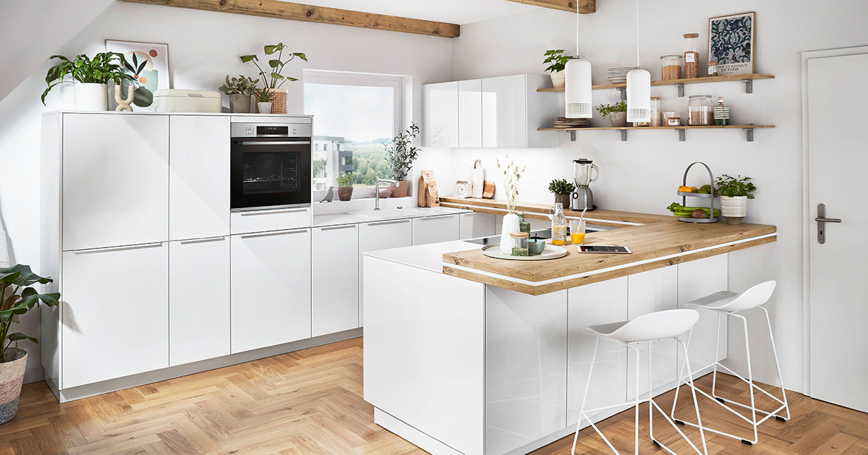 Nobilia Novalux moderne Kueche Weiss Dachschraege